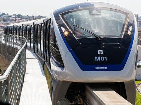 Monotrilho da linha 15 Prata entrando em estação durante período de testes. Na foto, o veículo é visto de frente sob o sol forte. Na frente do veículo pode-se ler M01 e Bombardier, nome do fabricante.