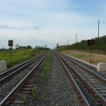 Trihos de trem lado a lado sumindo no horizonte na região do pátio da Estação Ferroviária de Itu - Variante Boa Vista.